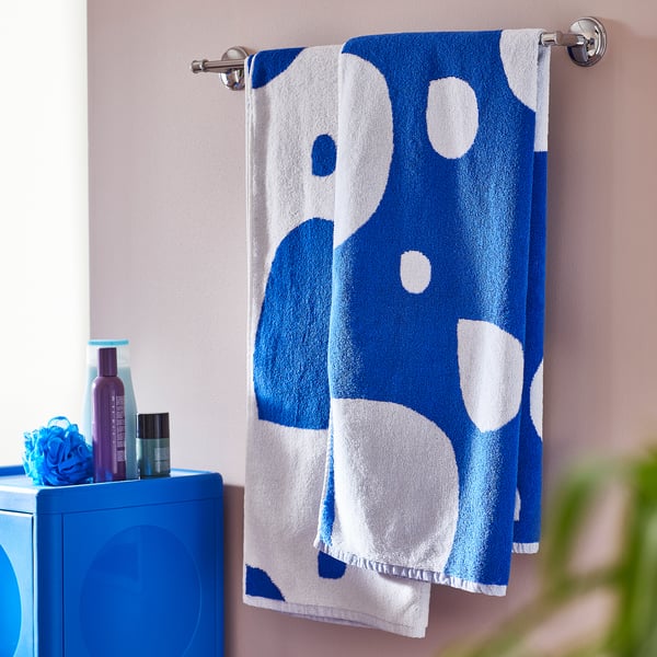 BERGVATTNET bath towel, blue/white, 70x140 cm