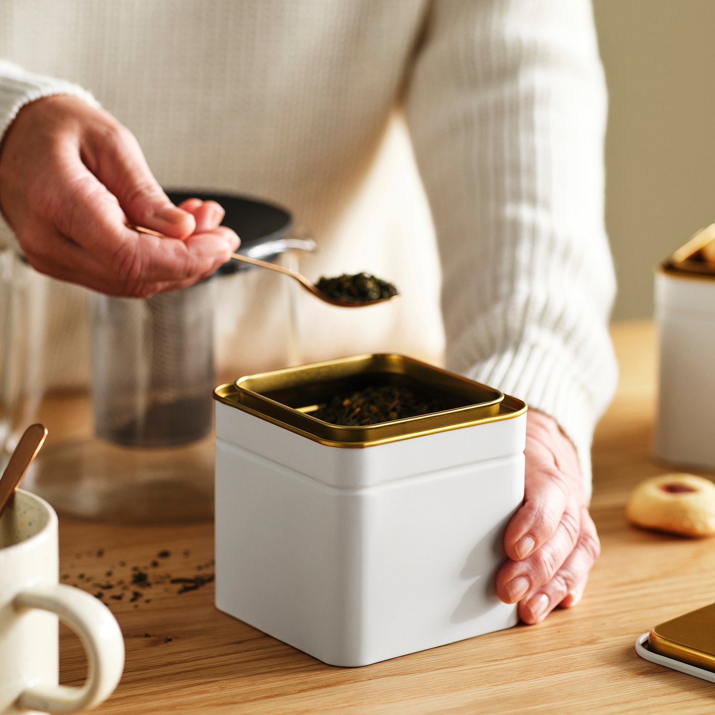 BLOMNING tin with lid, off-white for coffee/tea, 10x10x10 cm