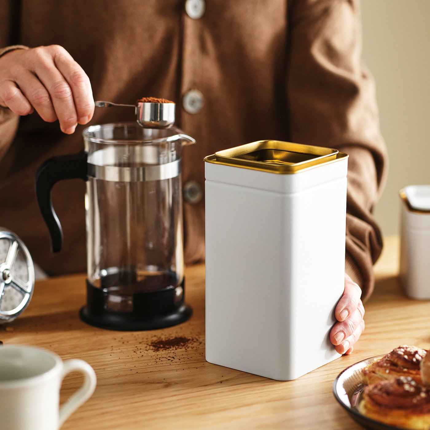 BLOMNING tin with lid, off-white/for coffee/tea, 10x10 cm