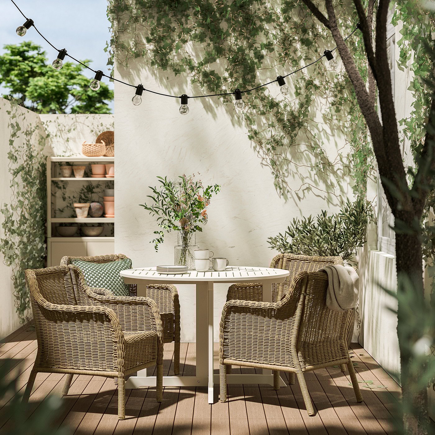 BONDHOLMEN / ULVEVÄR table+4 chairs w armrests, outdoor, white/beige plastic rattan brown, 108 cm