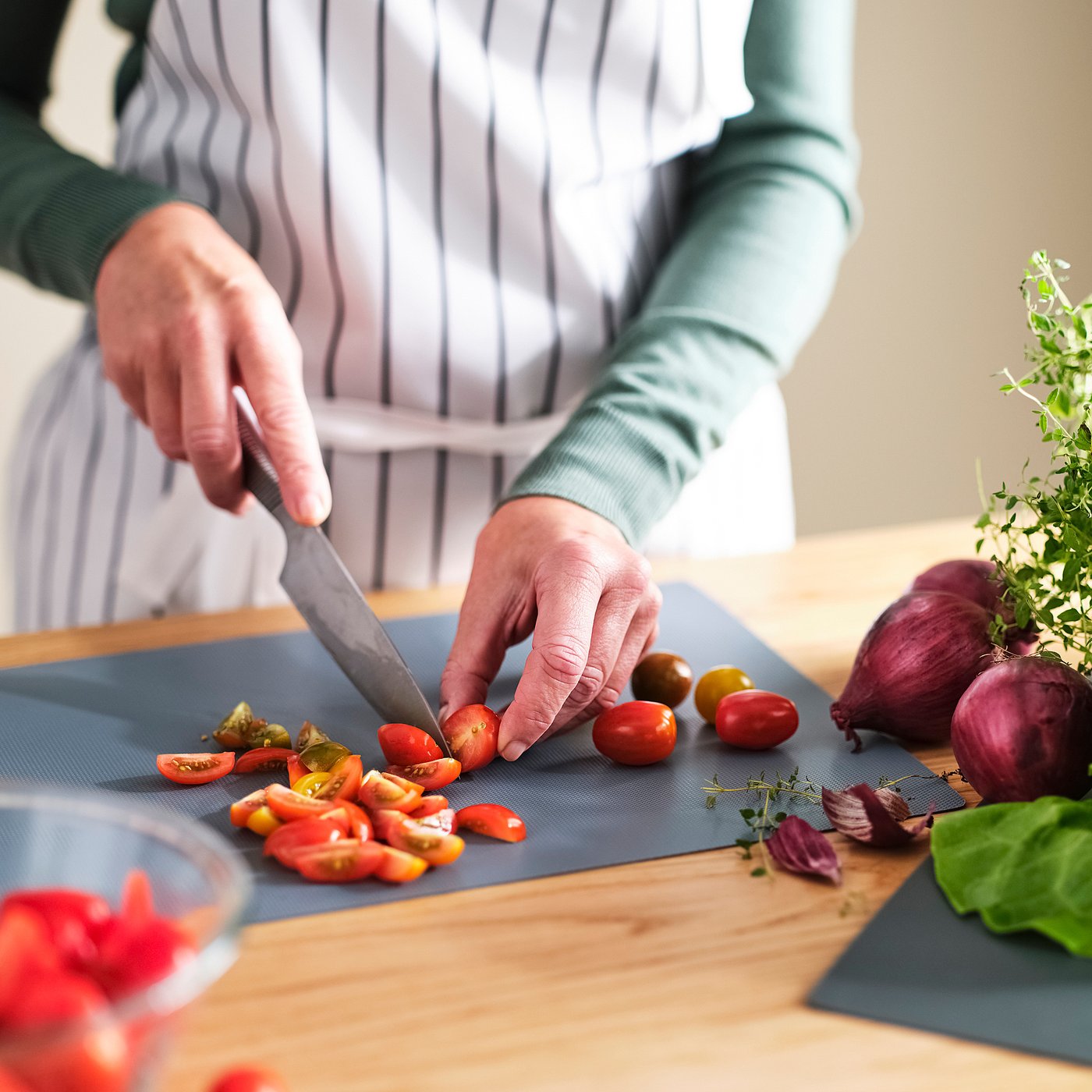 FINFÖRDELA bendable chopping board, dark green/grey-turquoise, 28x36 cm, 2 pack