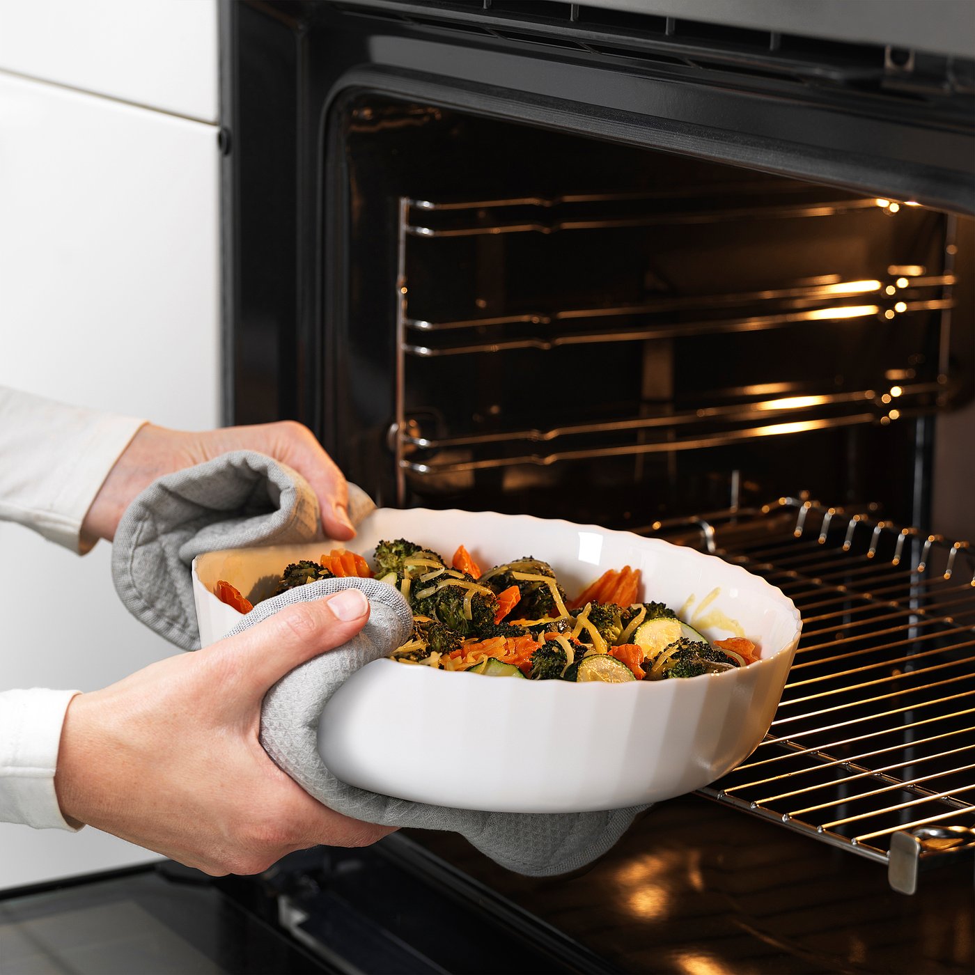 FISKTÄRNA oven dish, white, 26 cm