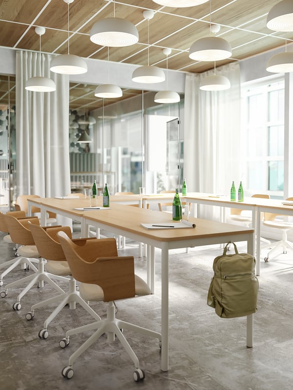 FJÄLLBERGET conference chair with castors, white stained oak veneer/Gunnared beige, 42x86x71 cm