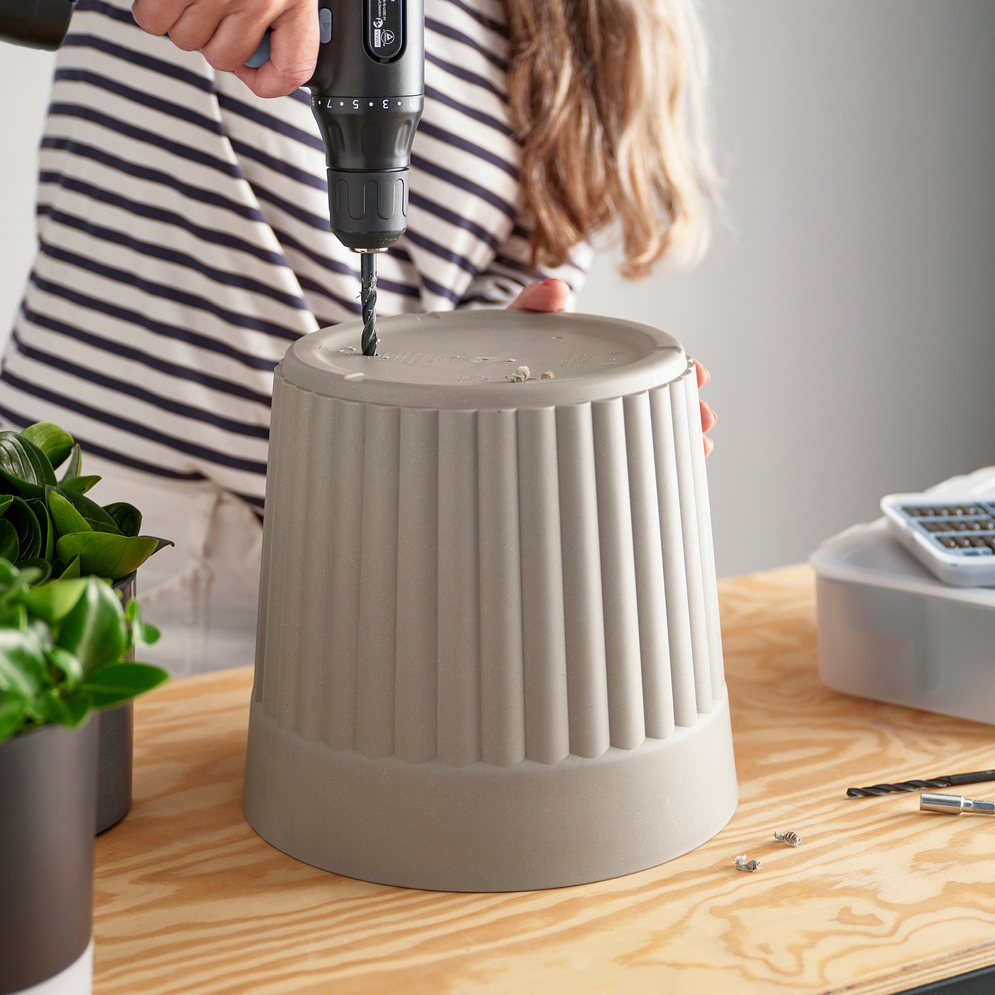 FRÄKENVÄXT plant pot, in/outdoor/dark grey-beige, 26 cm