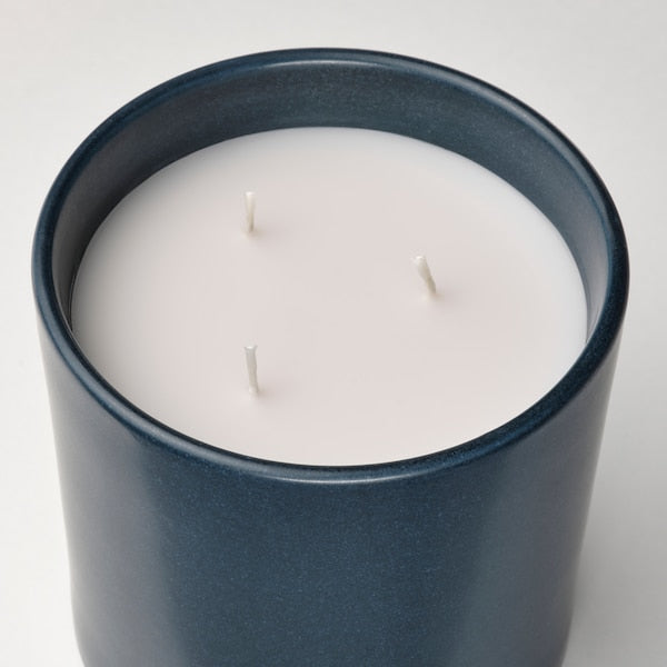 FRUKTSKOG - Scented candle in ceramic jar w lid, Vetiver & geranium/black-turquoise, 60 hr