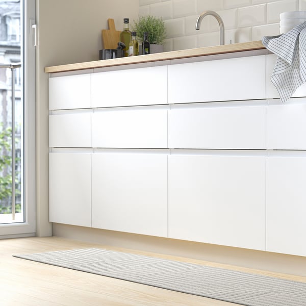 GATUSEKTION kitchen mat, grey/check, 45x180 cm