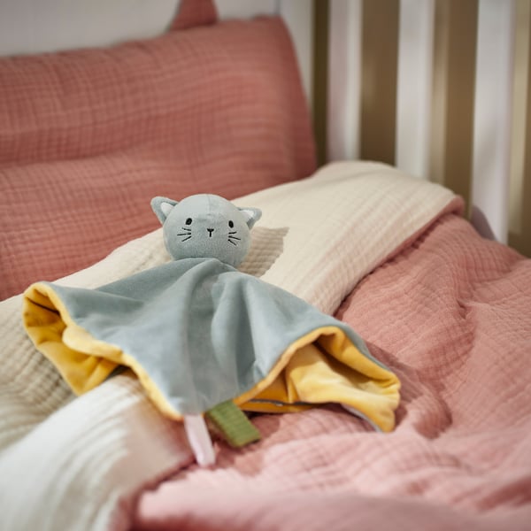 GULDVÄVARE comfort blanket with soft toy, blue yellow/cat