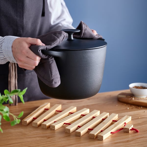 HALVNÄBB - HALVNÄBB Pot stand, extendable bright red/pine, 16-32x20 cm