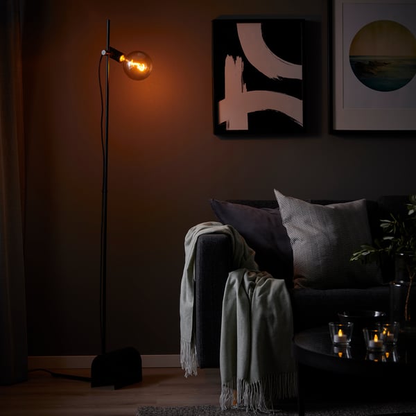 HÅRSLINGA / MOLNART - Floor lamp with bulb, black/globe transparent glass grey ,