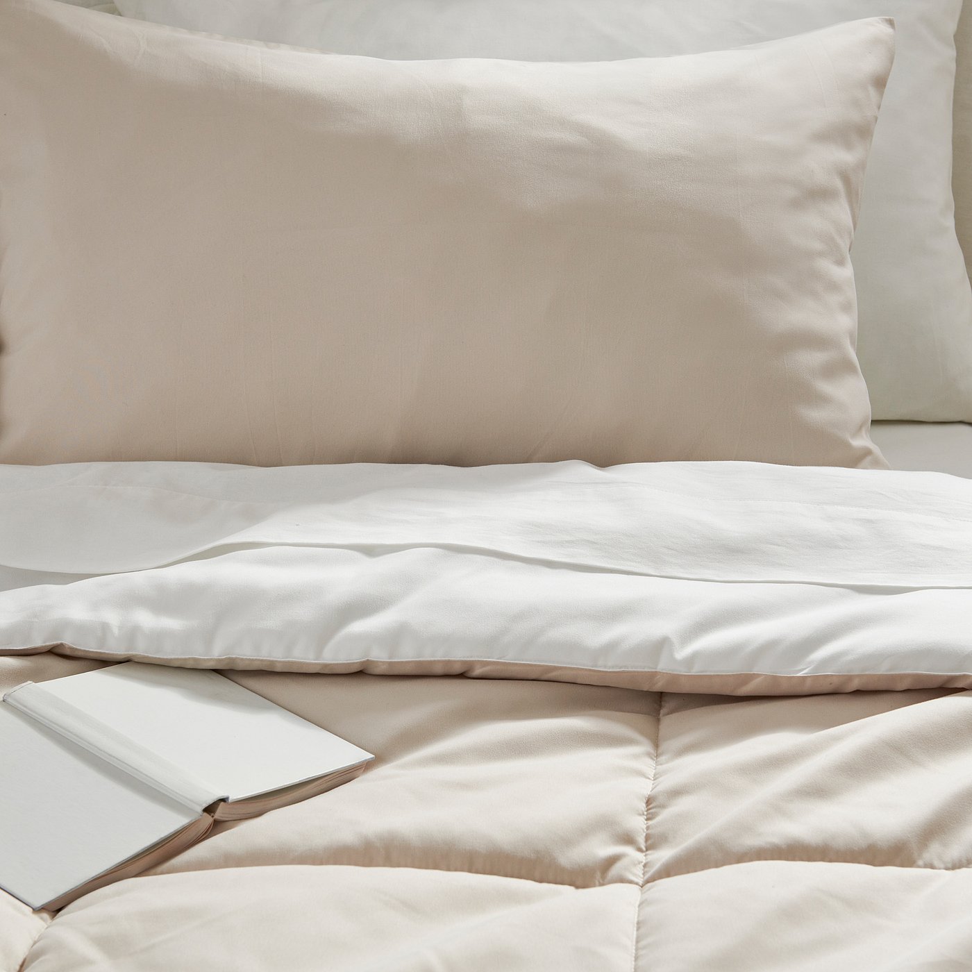 HEDFRYLE comforter set, white/beige, 150x200/50x80 cm