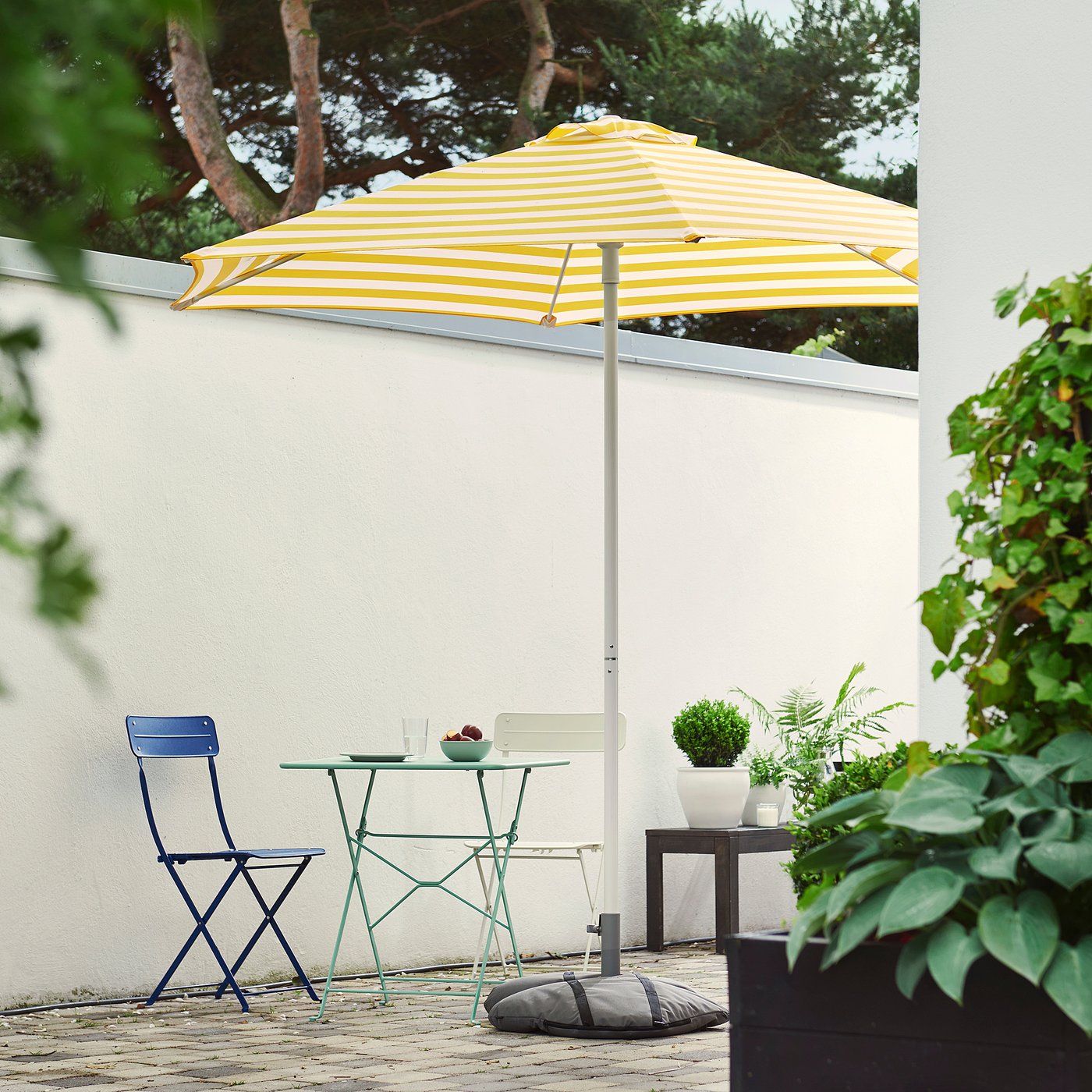 HÖGÖN / IGGÖN parasol with base, off-white bright yellow/striped dark grey, 38 mm