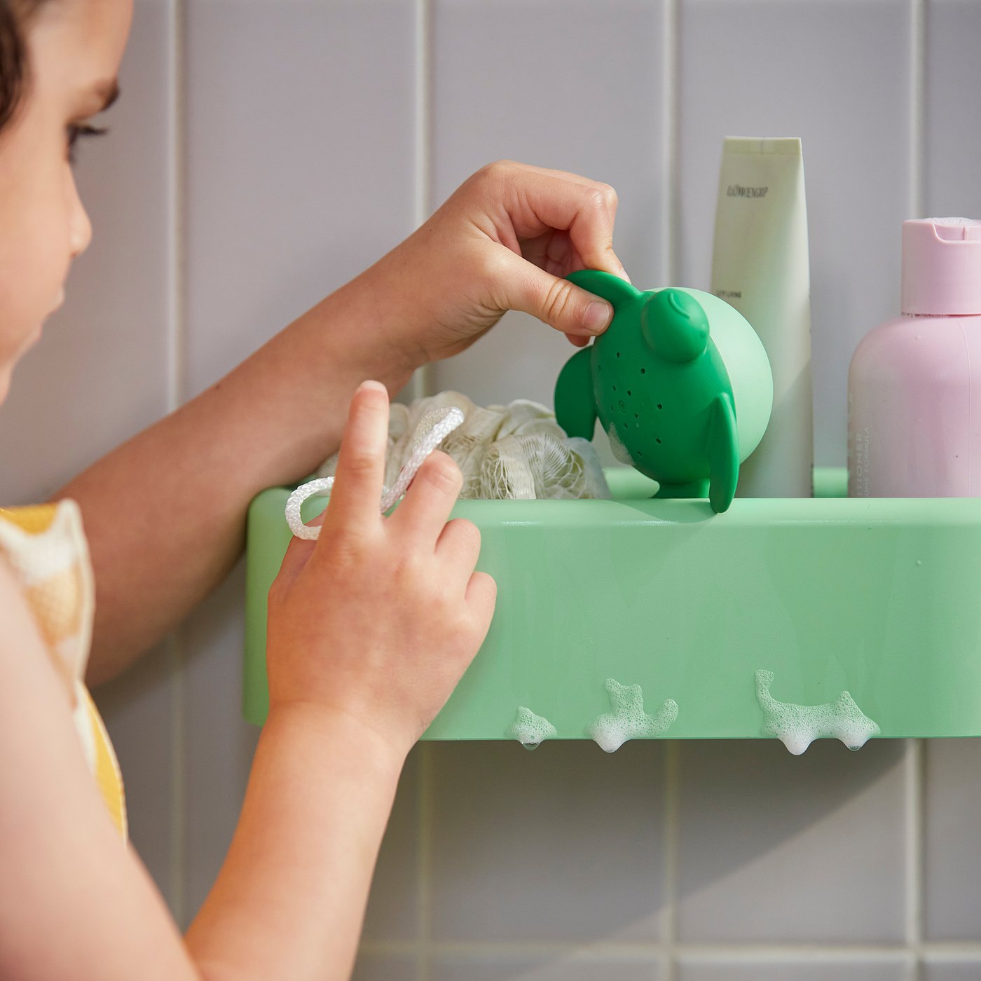 HUMLESJÖN basket with suction cup, light green, 26x13x7 cm