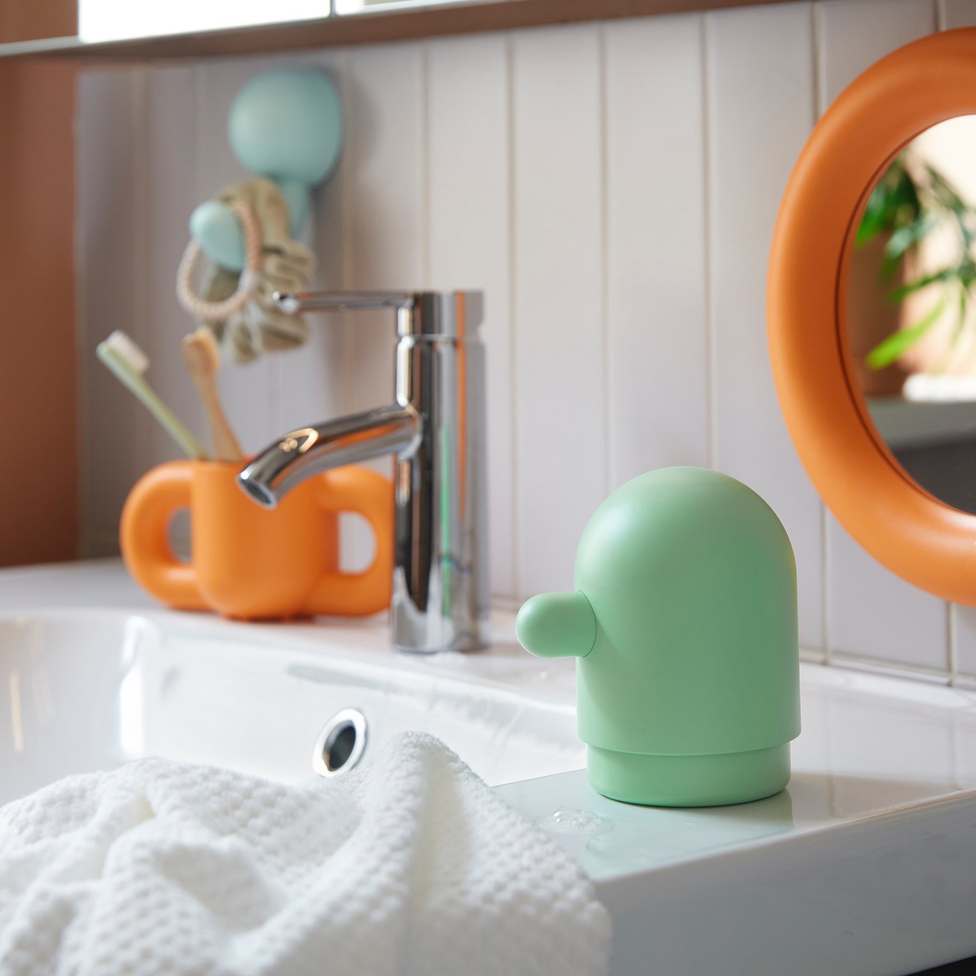 HUMLESJÖN soap dispenser, light green