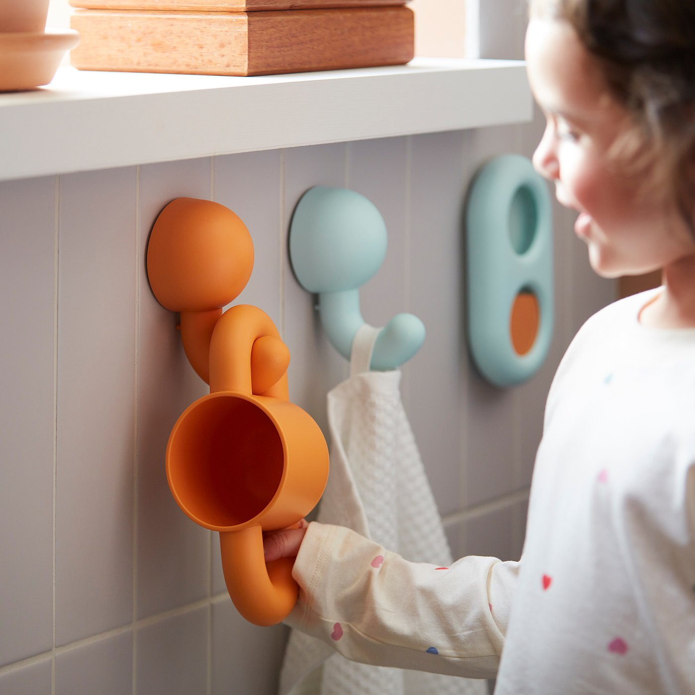 HUMLESJÖN hook with suction cup, orange/turquoise, 12x8 cm, 2 pack