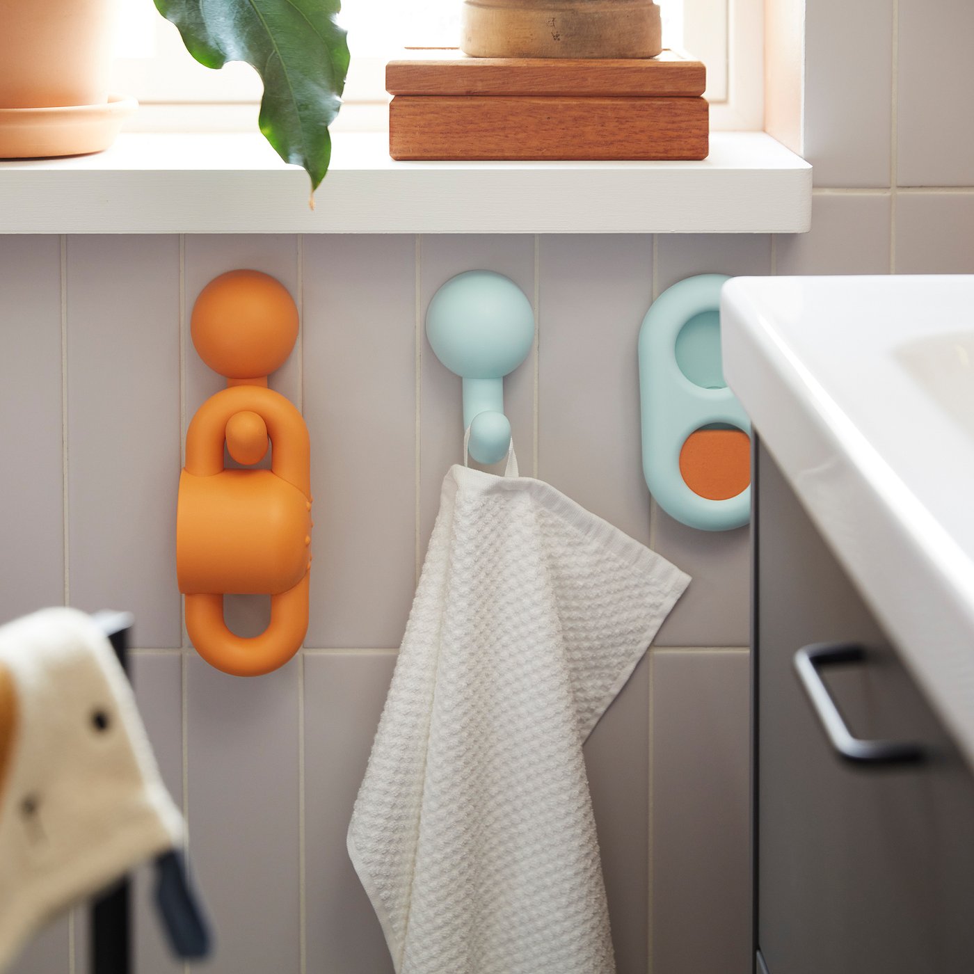 HUMLESJÖN hook with suction cup, orange/turquoise, 12x8 cm, 2 pack