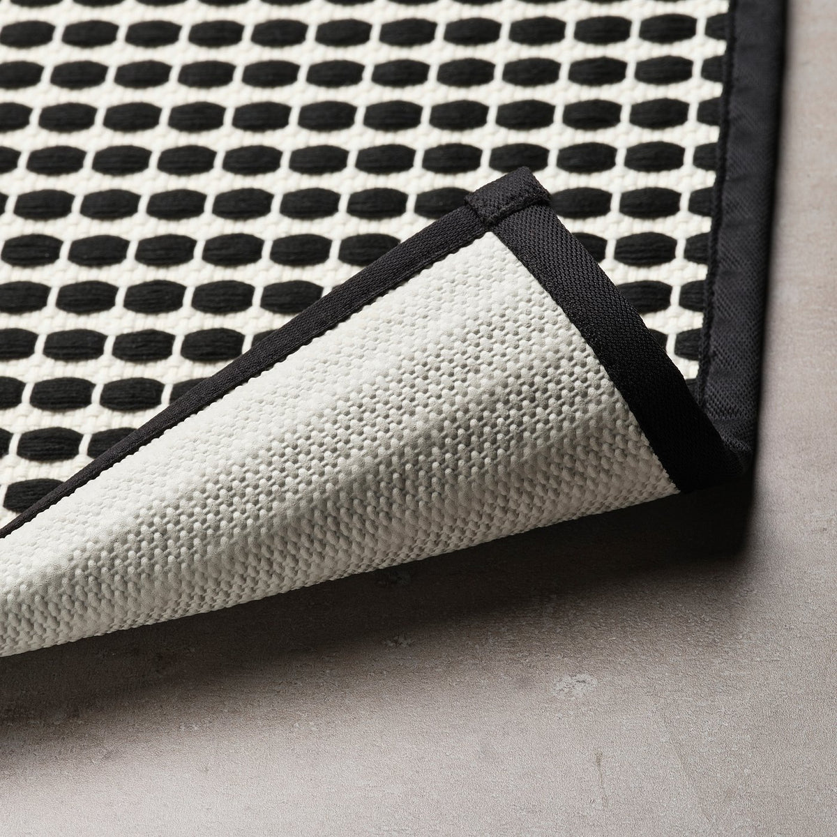 KALLGATE bath mat, black/white, 50x80 cm
