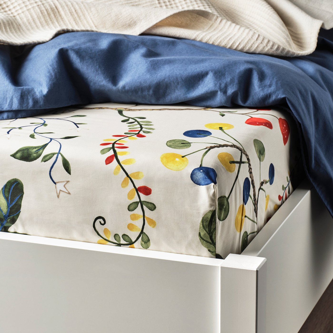 KRONBUSKE fitted sheet, light beige/floral pattern, 90x200 cm