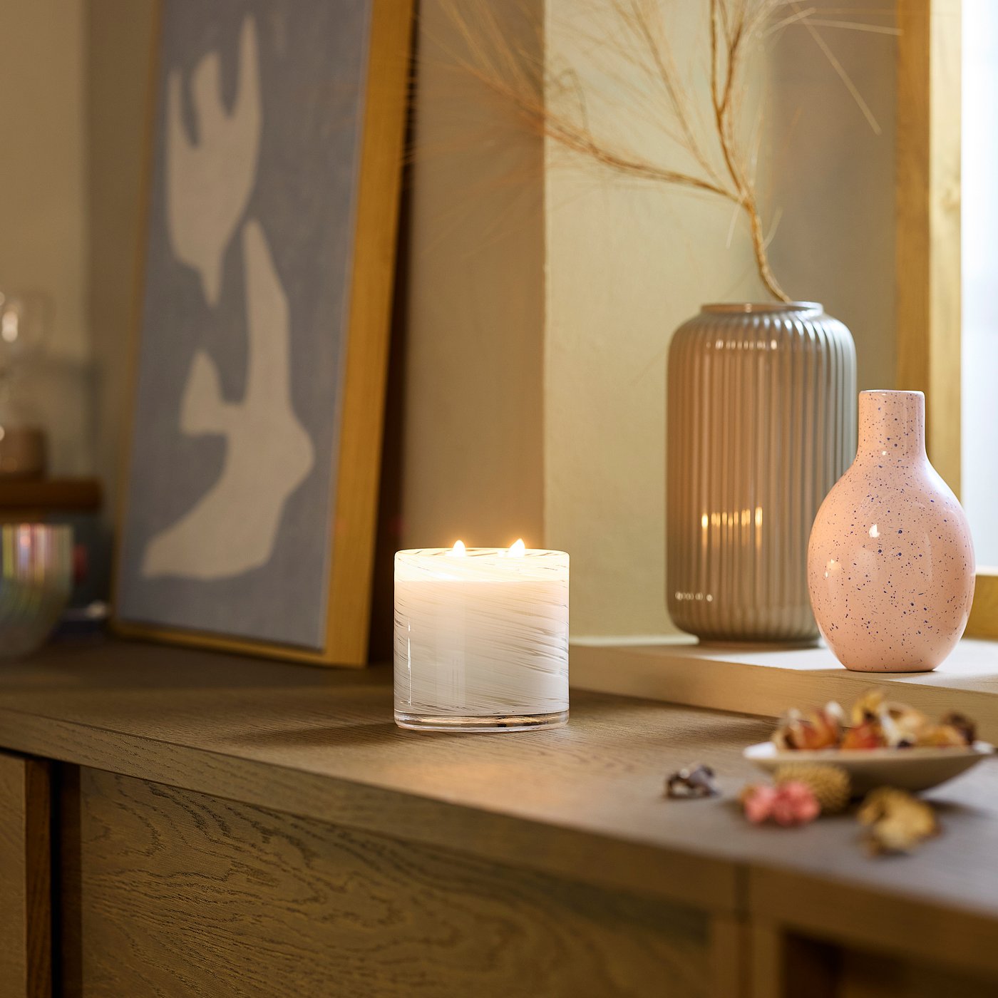 KRONSÅNGARE scented candle in glass, 2 wicks, Vanilla/swirls white, 50 hr