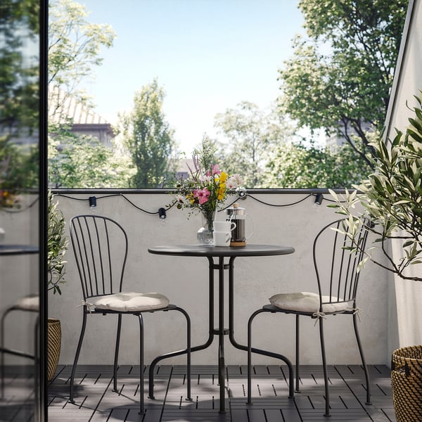 LÄCKÖ table+2 chairs, outdoor, grey/Kuddarna light grey-beige, 70 cm