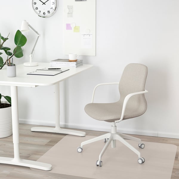 LÅNGFJÄLL conference chair with armrests, Gunnared beige/white, 68 cm