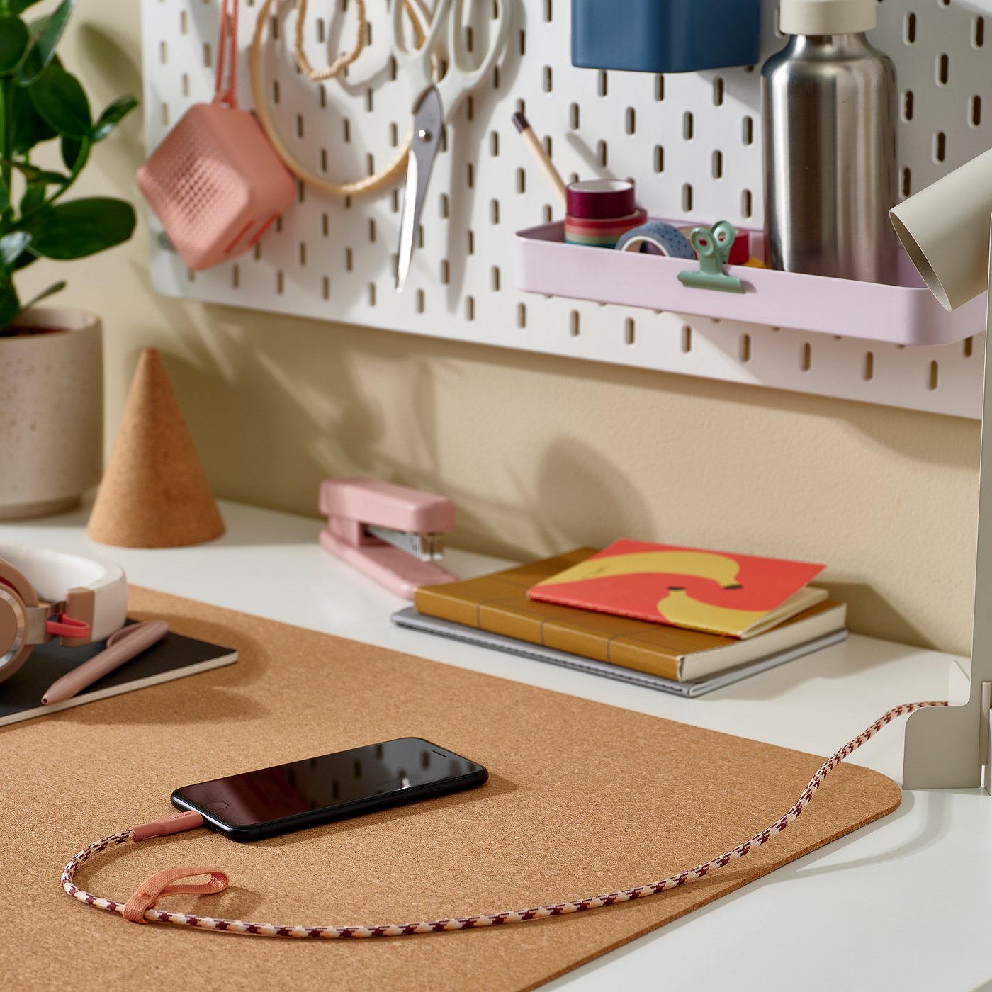 LILLHULT USB-C to lightning, pink/beige, 1.5 m