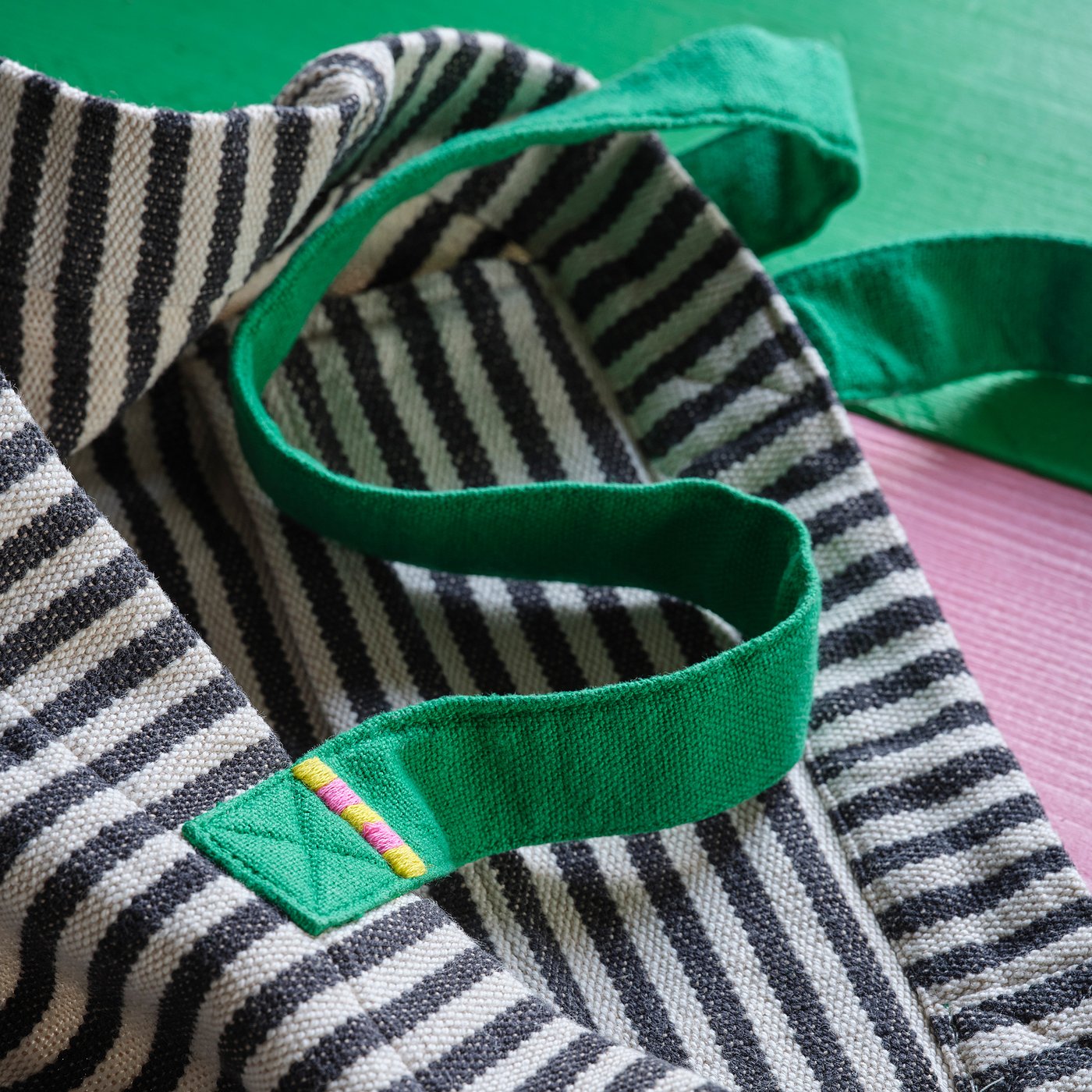 MÄVINN bag, green/stripe white/black, 40x41 cm
