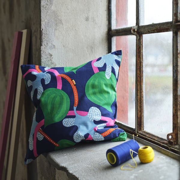 MÄVINN - MÄVINN Cushion cover, dark blue multicolour/floral pattern, 50x50 cm