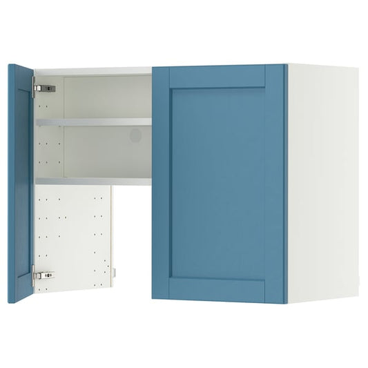METOD wall cb f extr hood w shlf/door, white/Lerhyttan blue, 80x60 cm