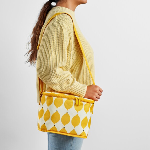 NÄBBFISK - Cooling bag, patterned white/bright yellow, 26x19x19 cm
