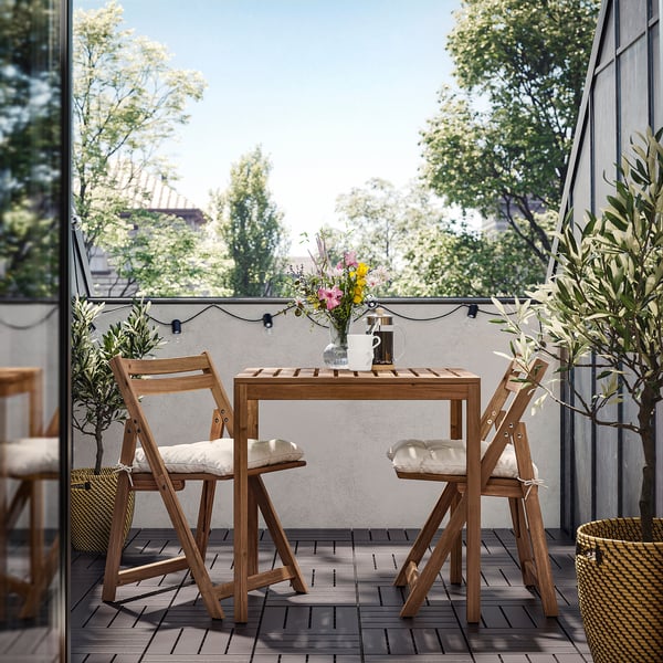 NÄMMARÖ table and 2 folding chairs, outdoor, light brown stained/Kuddarna light grey-beige, 75x63 cm