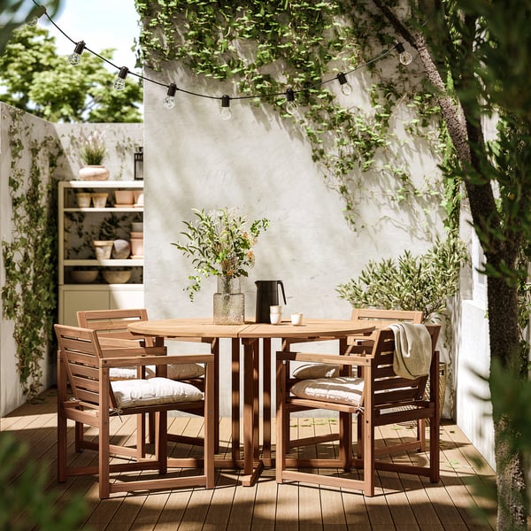 NÄMMARÖ table+4 chairs w armrests, outdoor, light brown stained/Kuddarna light grey-beige, 130 cm