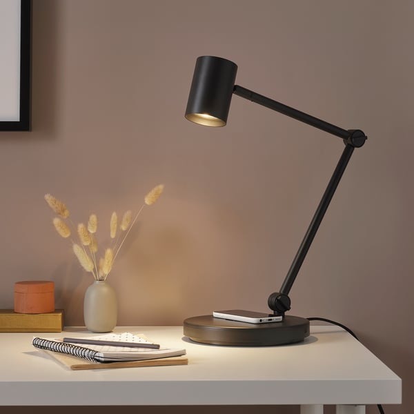 NYMÅNE work lamp with wireless charging, anthracite, 21 cm