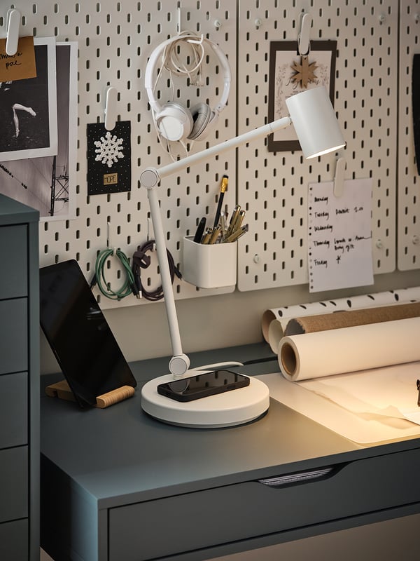 NYMÅNE work lamp with wireless charging, white, 21 cm