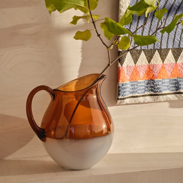 OMMJÄNGE jug, glass/brown, 2.7 l