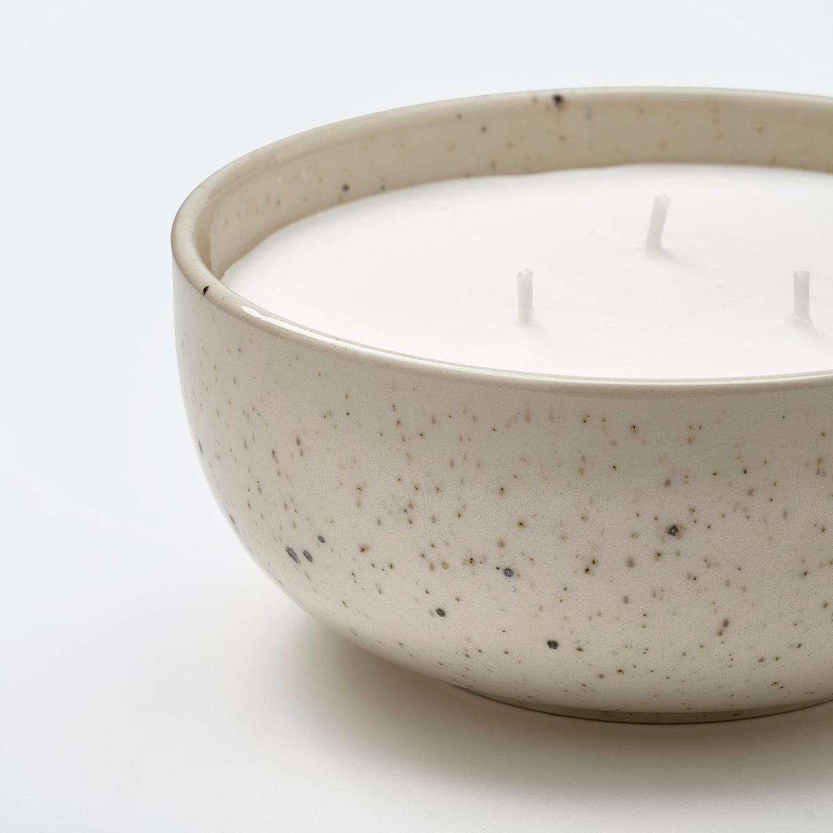PÄRLHÖNA scented candle/ceramic jar, 3 wicks, Rose & carnation off-white, 30 hr