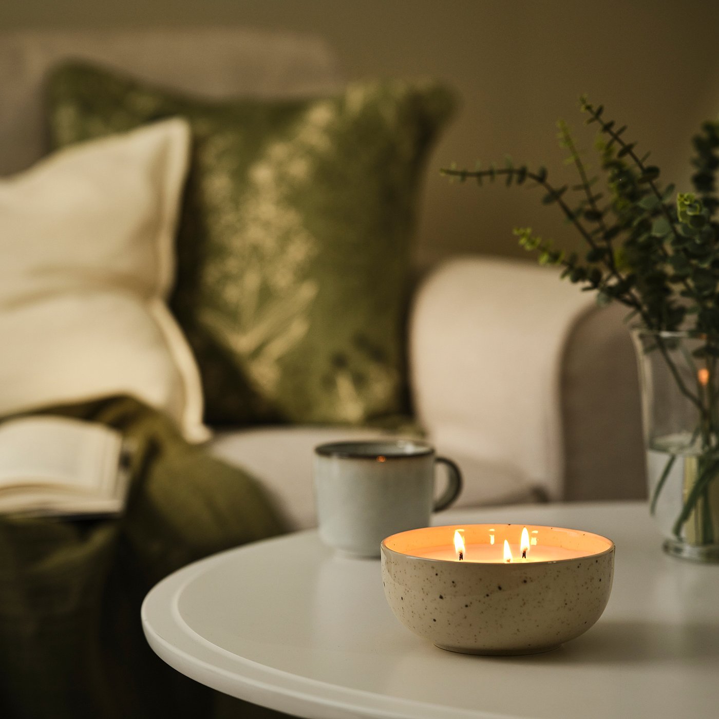 PÄRLHÖNA scented candle/ceramic jar, 3 wicks, Rose & carnation off-white, 30 hr