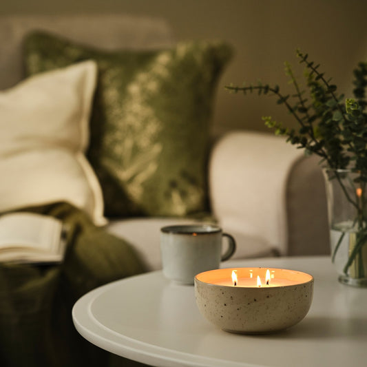 PÄRLHÖNA scented candle/ceramic jar, 3 wicks, Rose & carnation off-white, 30 hr