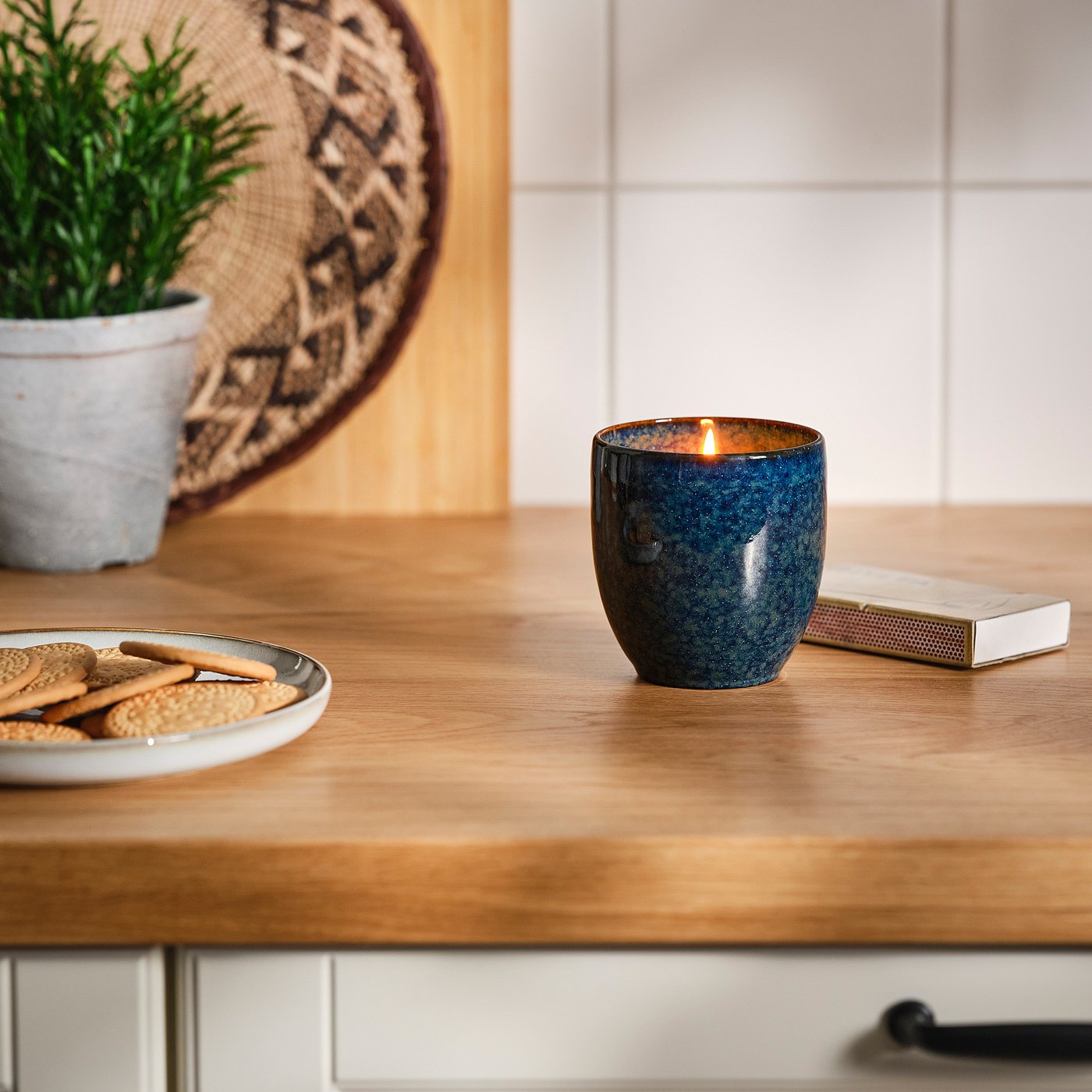 PÄRLHÖNA scented candle in ceramic jar, Bergamot & white tea blue, 40 hr