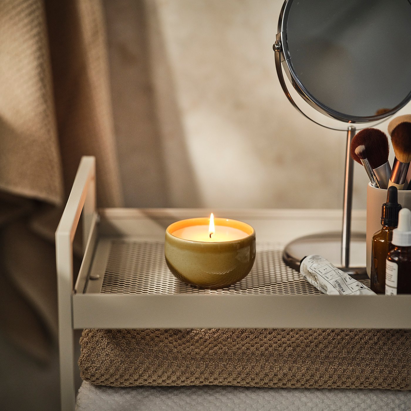 PÄRLHÖNA scented candle in ceramic jar, Rose & carnation yellow, 20 hr
