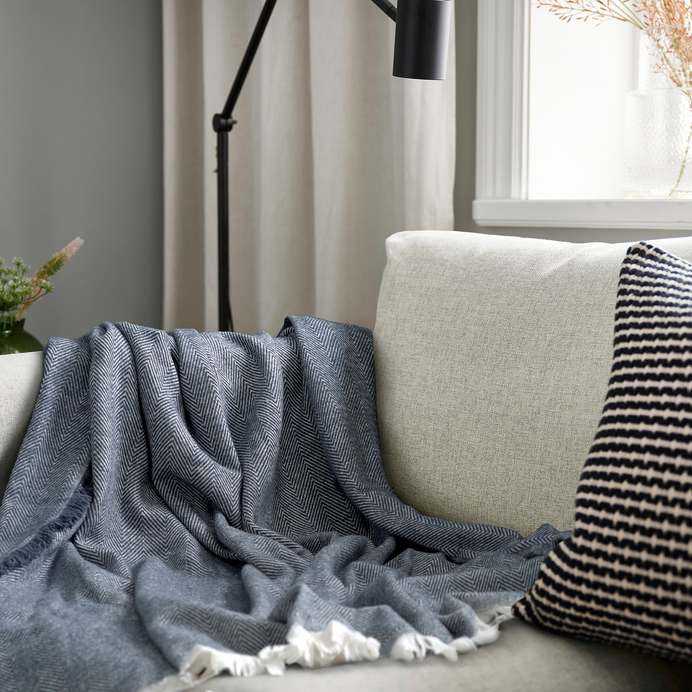 PUKVETE throw, blue, 130x170 cm