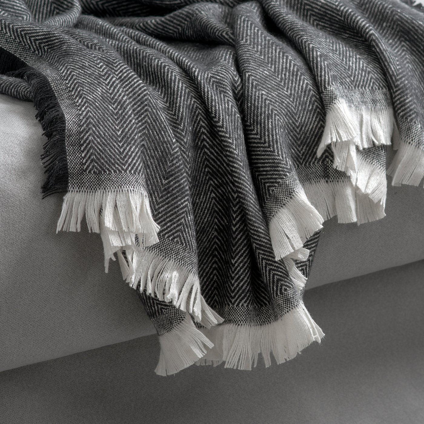 PUKVETE throw, dark grey, 130x170 cm