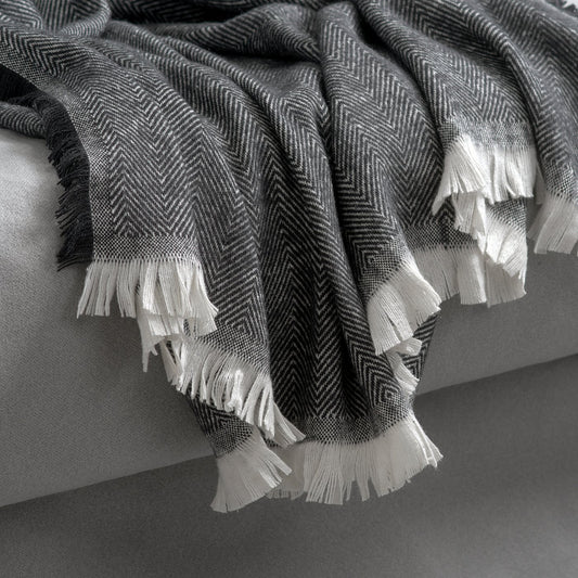 PUKVETE throw, dark grey, 130x170 cm
