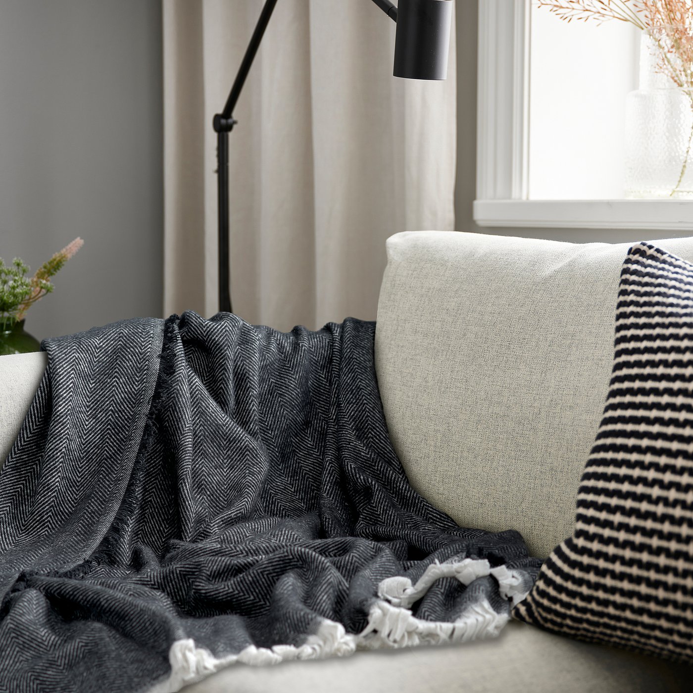 PUKVETE throw, dark grey, 130x170 cm