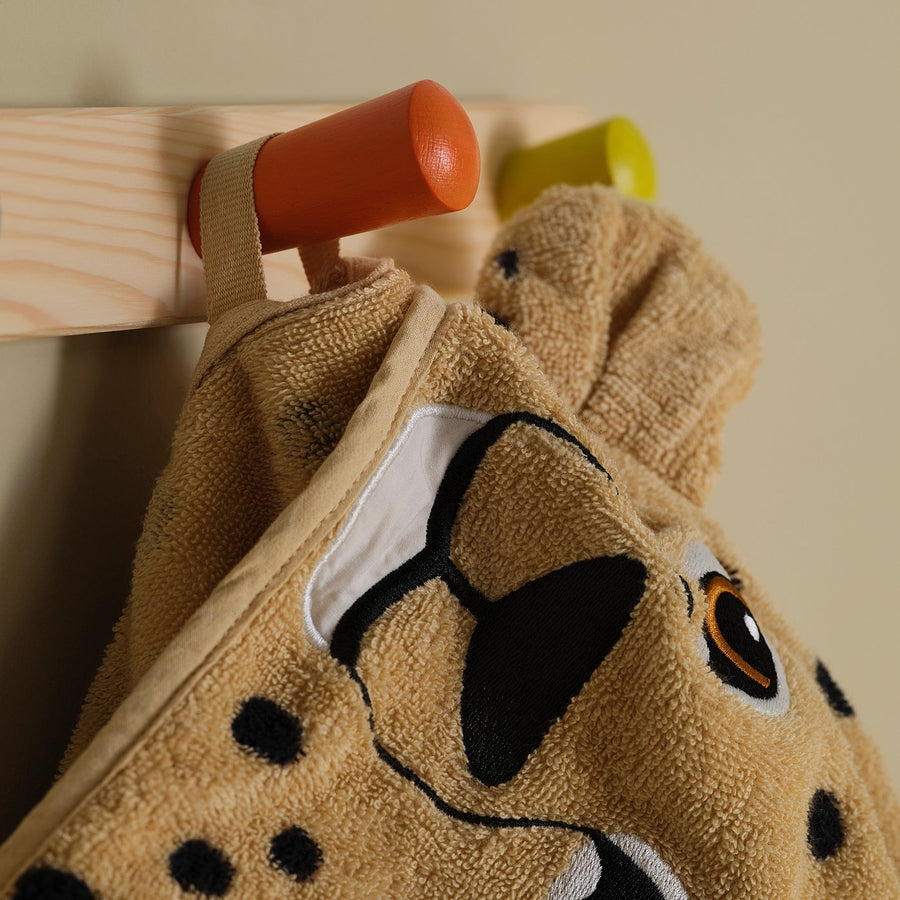 SANDLÖPARE towel with hood, light brown/cheetah pattern, 70x140 cm