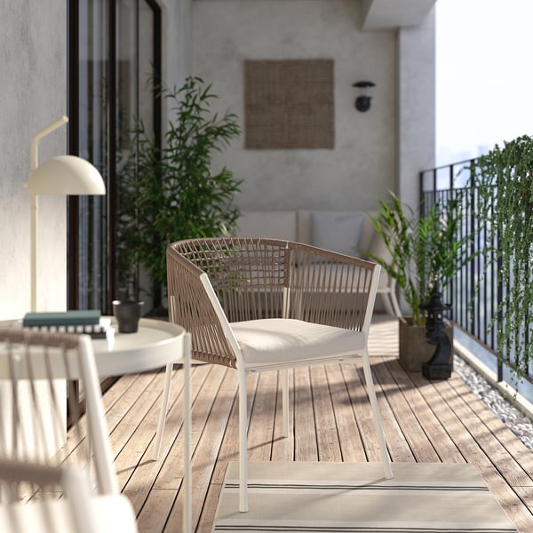 SEGERÖN chair with armrests, outdoor, white/beige/Frösön/Duvholmen beige, 48x73x63 cm
