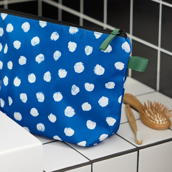 SKOGSSALLAT toiletry bag, blue/white/dotted, 30x21x10 cm