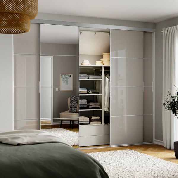 SKYTTA / HOKKSUND/AULI sliding door combination, aluminium/high-gloss light grey mirror glass, 301x240 cm