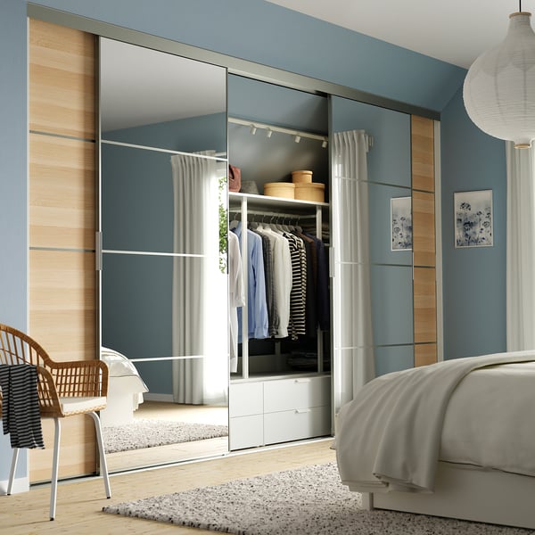 SKYTTA / MEHAMN/AULI - SKYTTA / MEHAMN/AULI Sliding door combination, aluminium/white stained oak effect mirror glass, 401x240 cm