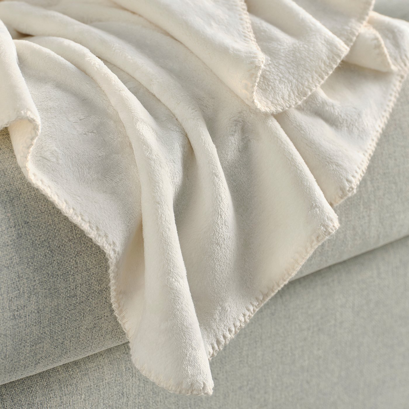 SLÅNGRÅMAL throw, off-white, 150x200 cm