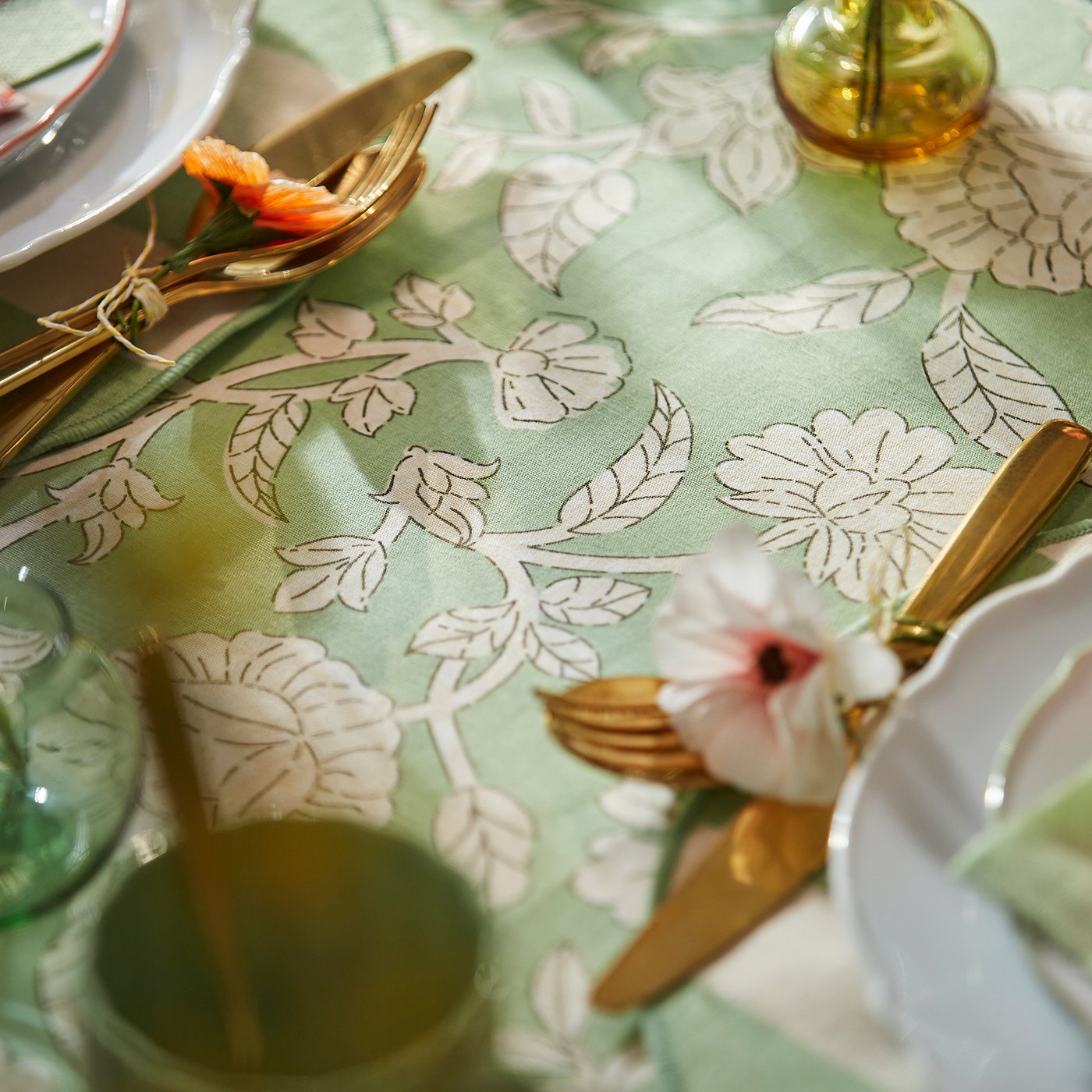 SMÖRFISK tablecloth, flower pattern/green/white, 145x240 cm